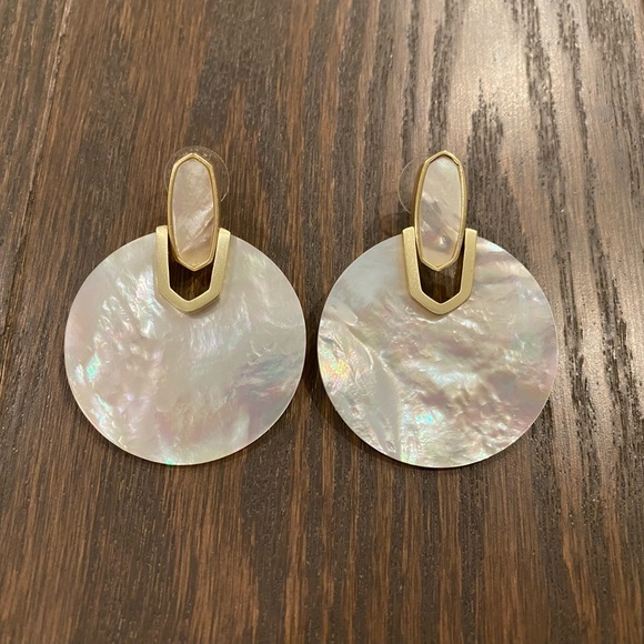 KENDRA SCOTT Mother of Pearl Earrings and Necklace Set - Picture 2 of 5